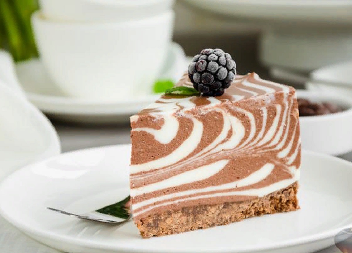 Торт "Зебра" без выпечки: рецепт муссового угощения на праздничный стол или для семейного чаепития