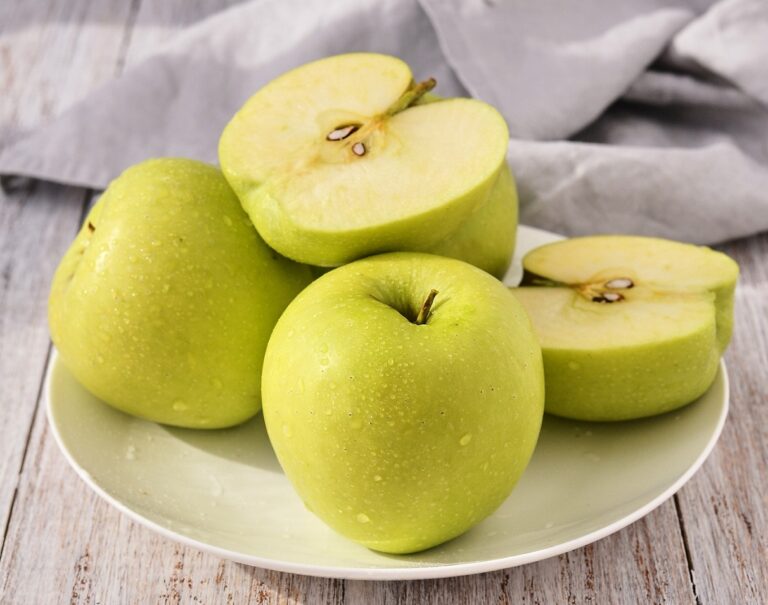 Яблука руйнують зубну емаль та містять отруту цианід: скільки фруктів можна з'їдати на день без шкоди здоров'ю - today.ua