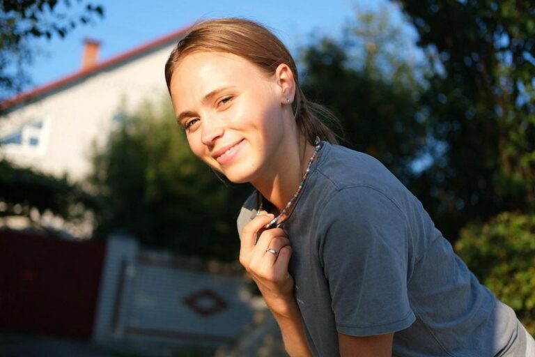 27-летняя Анна Кошмал из “Сватов“ поразила внешним видом в крошечном топе - today.ua