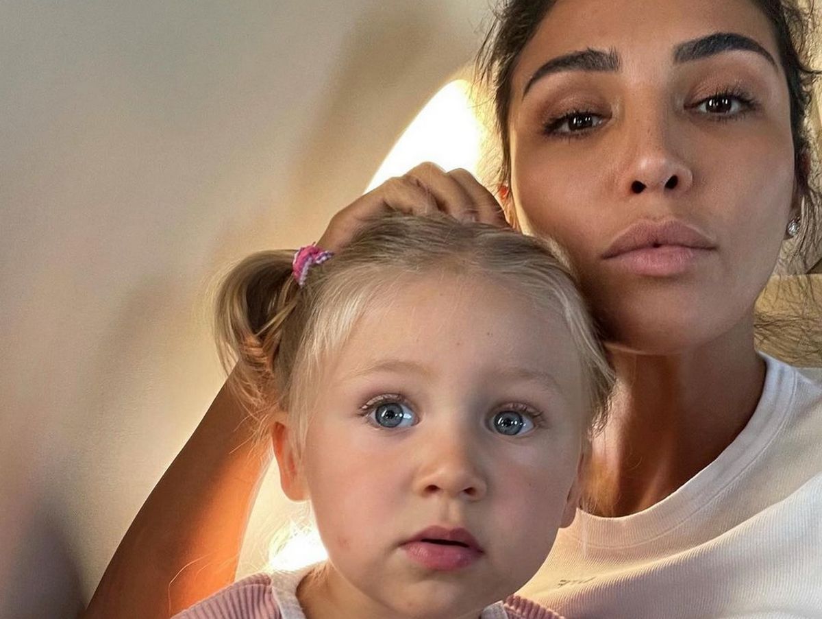 В одинаковых купальниках: Санта Димопулос похвасталась милыми фото с 2-летней дочерью - today.ua