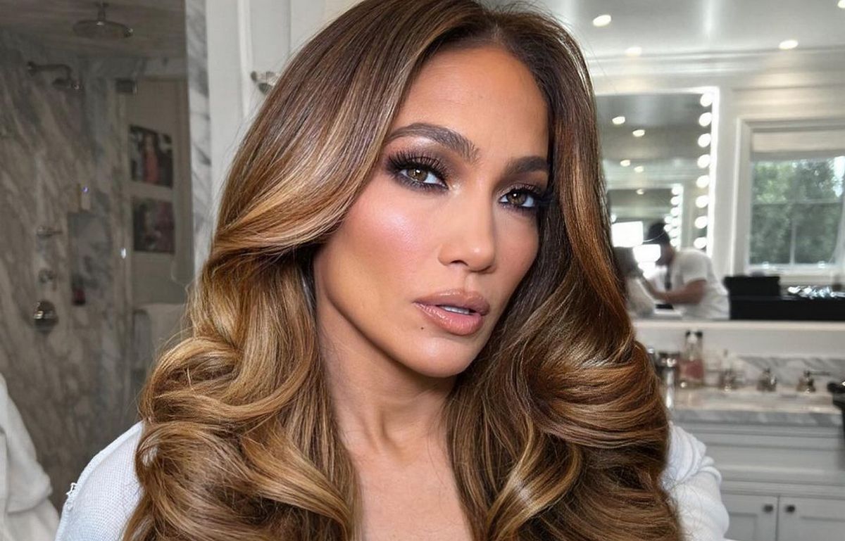 Пухнастий кардиган і чоботи без носків: Дженніфер Лопес похвалилася новим яскравим вбранням у стилі бохо