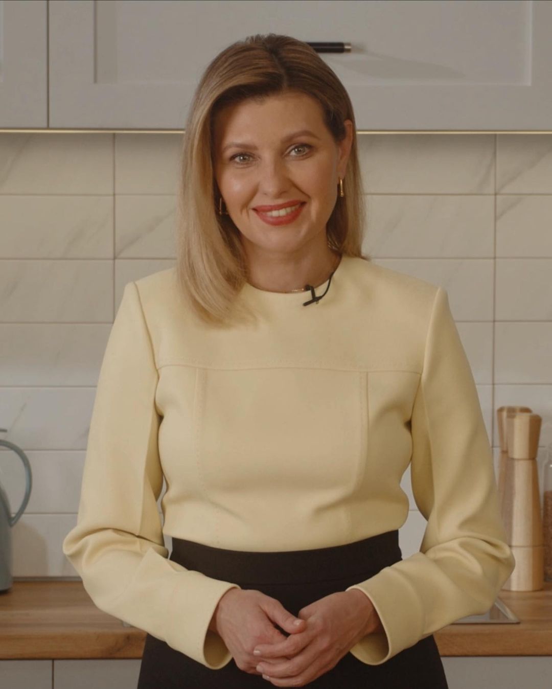 Елена Зеленская в лимонной блузе и трендовой юбке рассказала украинцам, как не переедать при стрессе