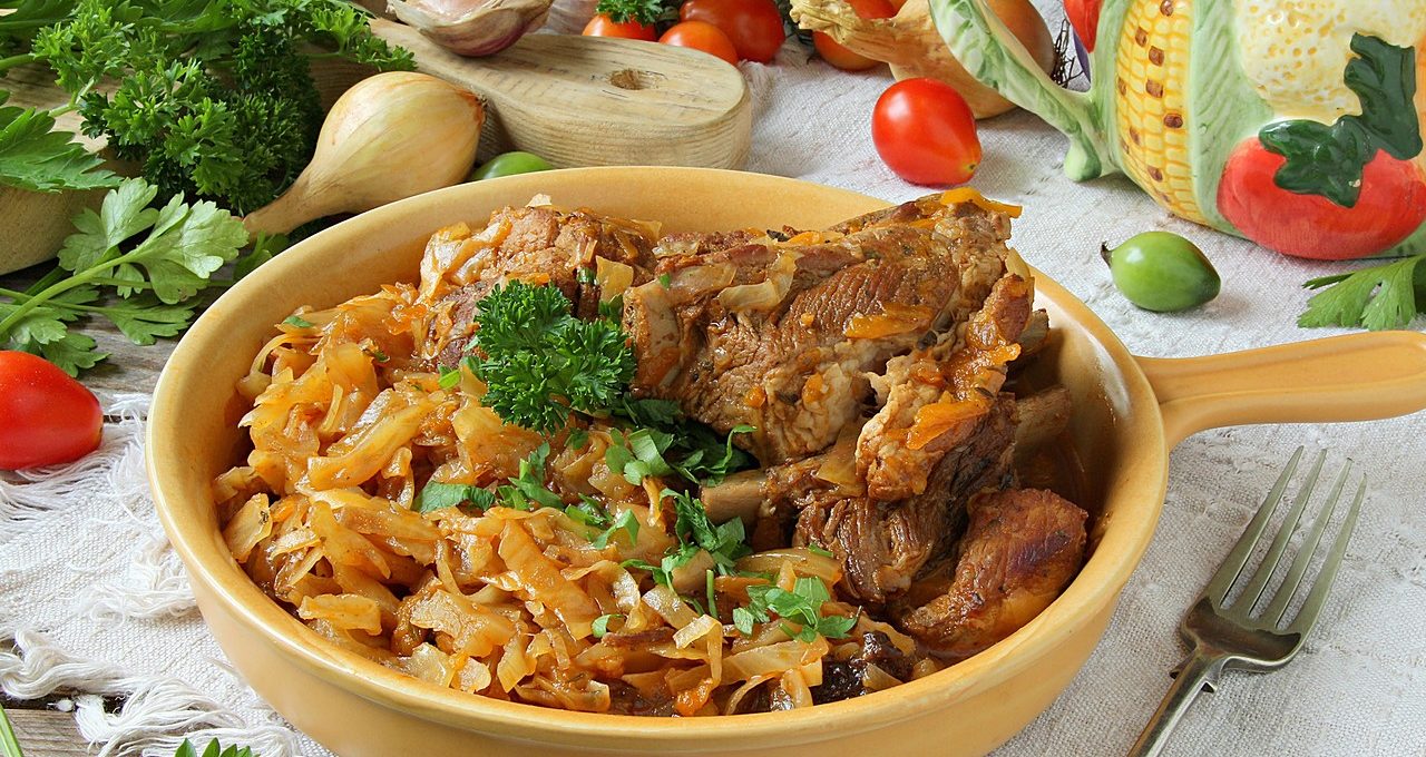Тушеная капуста с картошкой и мясом: рецепт полезного и сытного блюда на обед или ужин - today.ua