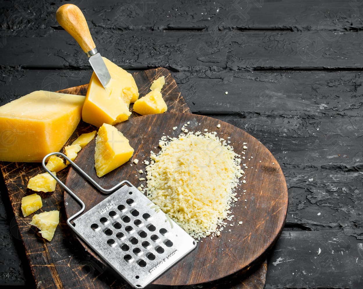 Як легко натерти сир, щоб він не збивався в грудки: три секретні способи шеф-кухарів