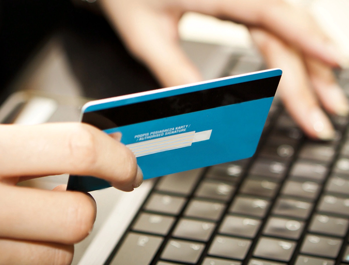 Украинцам рассказали, как вернуть деньги, которые банк списал с карты без разрешения клиента