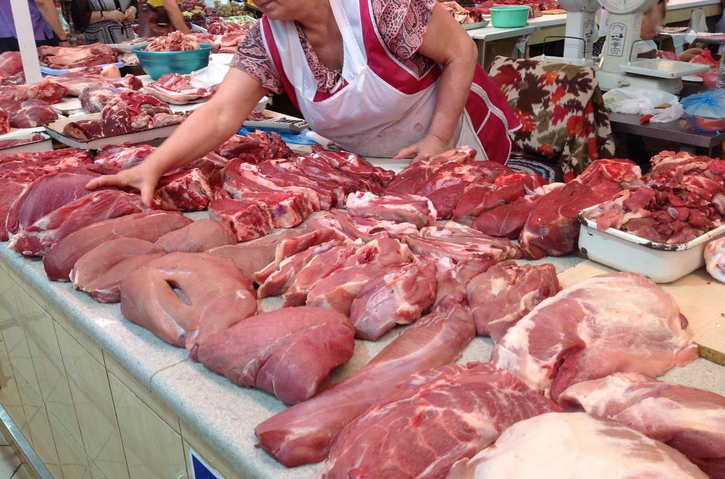 В украинских магазинах изменились цены на все виды мяса: сколько стоят свинина, говядина и курятина