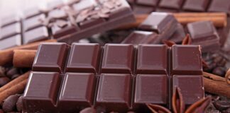 Що станеться з організмом, якщо почати їсти чорний шоколад щодня - today.ua