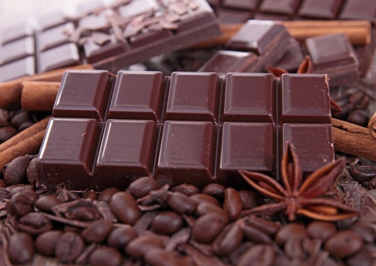 Что произойдет с организмом, если начать есть черный шоколад каждый день - today.ua