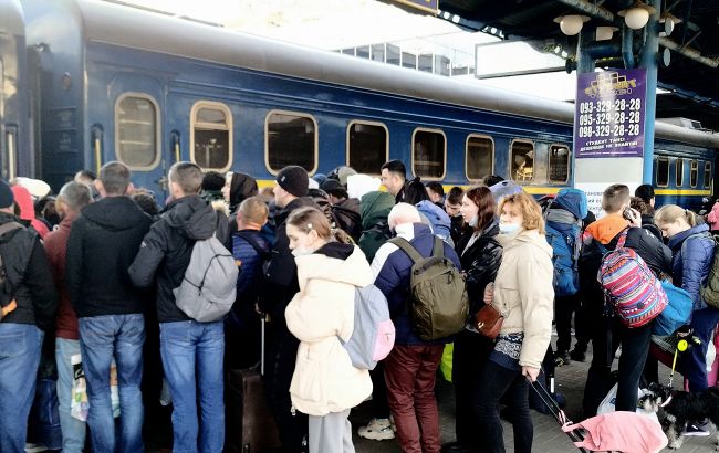 Укрзализныця изменила график эвакуационных поездов: перечень рейсов    