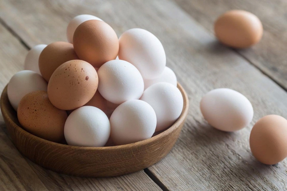 Названы четыре способа проверить свежесть яиц в магазине и дома
