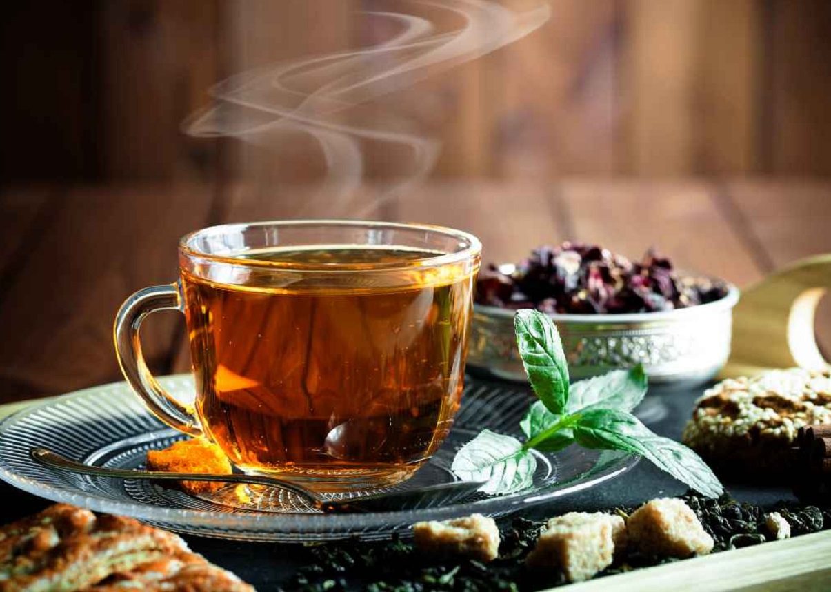 Чорний чай небезпечно пити під час їжі: як популярний напій впливає на обмін речовин в організмі