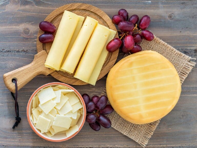 Назван лучший способ проверить качество твердого сыра в микроволновке - today.ua