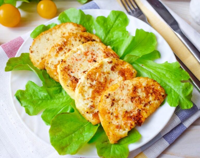 Смажений сирний стейк за десять хвилин: рецепт ситної страви, яка замінить м'ясо у раціоні - today.ua