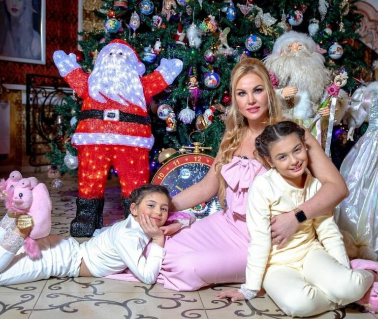 “Я уже в строю“: Камалия после болезни поделилась редким фото с дочерьми в одинаковых нарядах   - today.ua