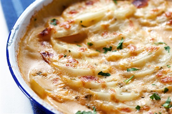 Картопляна запіканка з простих інгредієнтів: рецепт ситної страви, яка замінить зрази