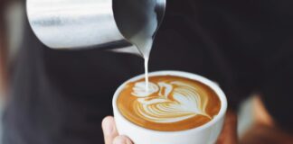 Чим замінити молоко у каві, щоб урізноманітнити смак напою та отримати максимум користі - today.ua