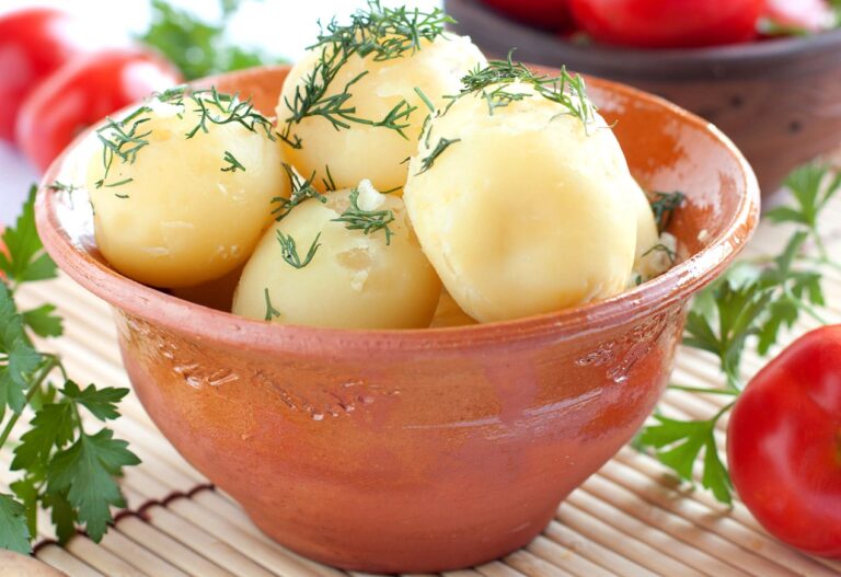 Вареный картофель получится вкусным и ароматным, если избегать трех распространенных ошибок - today.ua