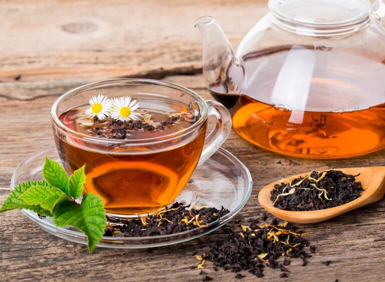 Чорний чай небезпечно пити під час їжі: як популярний напій впливає на обмін речовин в організмі - today.ua