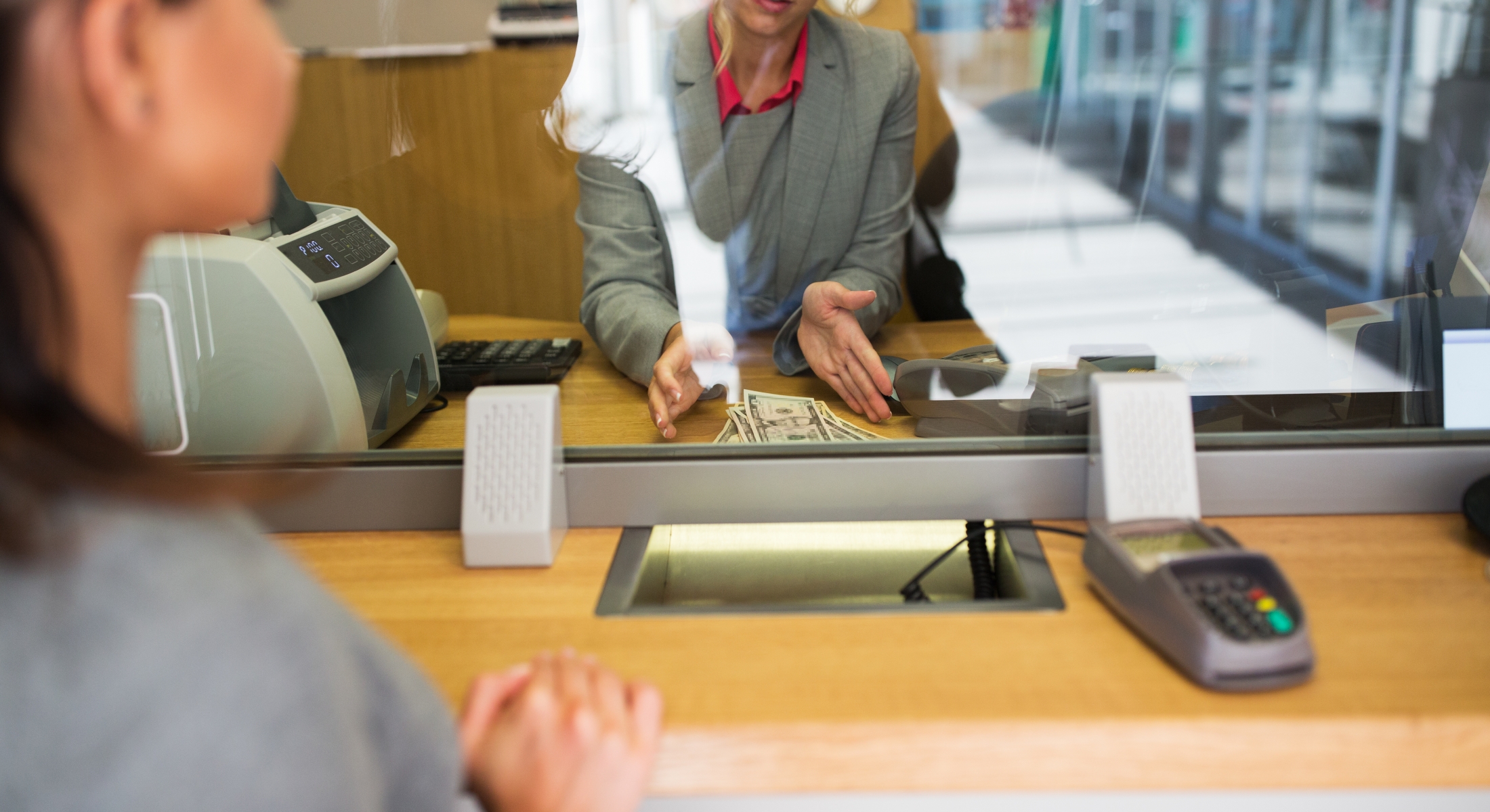 В НБУ рассказали, как будут работать ПриватБанк и Ощадбанк при введении чрезвычайного положения