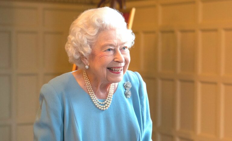 Виглядає років на 15 молодше: Єлизавета II у блакитній сукні зачарувала зовнішнім виглядом на прийомі у палаці - today.ua