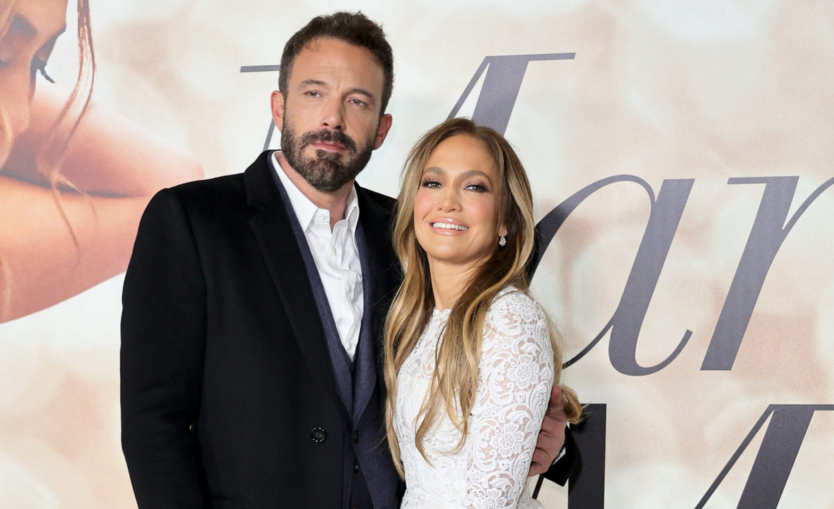 Нежное омбре с глиттером: Дженнифер Лопес показала идеальный свадебный маникюр - today.ua