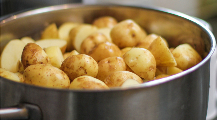 Секретний спосіб варіння картоплі, щоб овоч зберіг форму