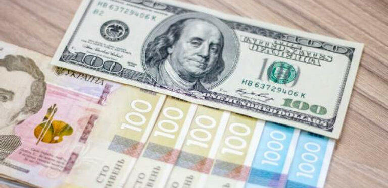 Долар в Україні піднявся до рекордної за тиждень позначки: скільки коштує валюта на фоні чуток про війну - today.ua
