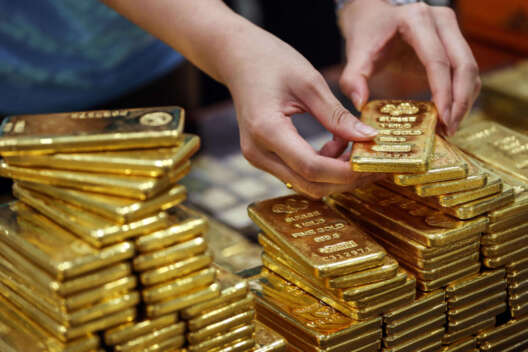 Украинцам советуют инвестировать деньги в золото: цена на драгоценный металл стремительно растет
