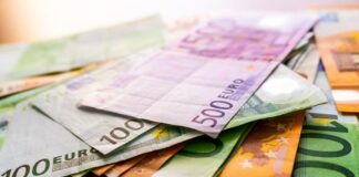 Украинцам советуют запасаться не только долларами и евро: эксперты рассказали, как подготовиться к новому скачку валюты  - today.ua