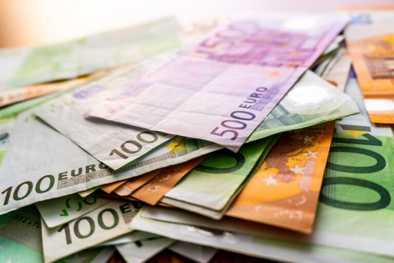 Українцям радять запасатися не лише доларами та євро: експерти розповіли, як підготуватися до нового стрибка валюти - today.ua