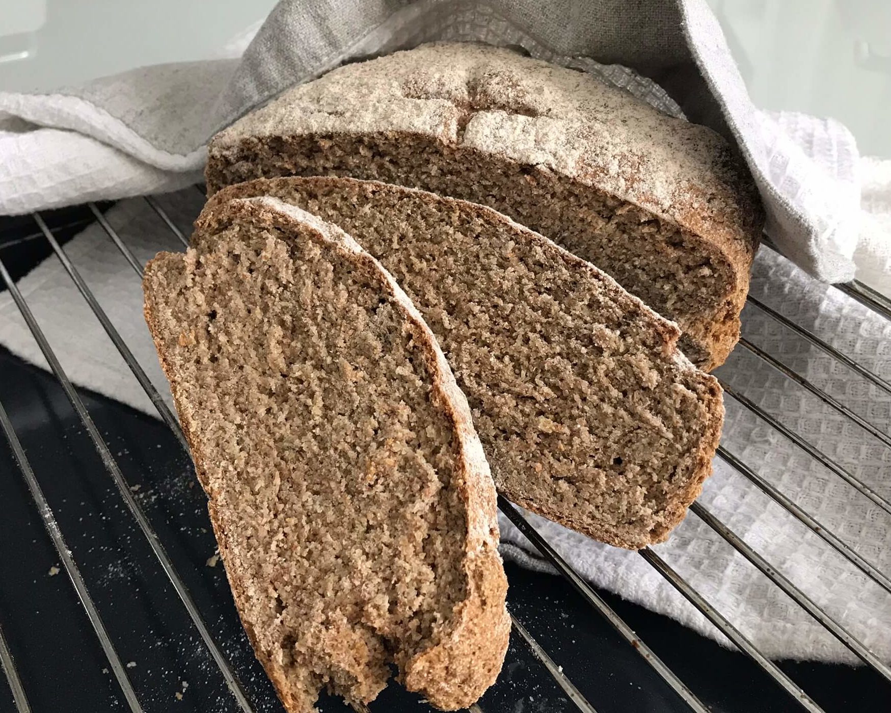 Як спекти корисний цільнозерновий хліб на заквасці: простий рецепт домашньої випічки