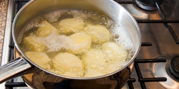 Кнедлики з картоплі, які замінять вареники та котлети: як приготувати ситну страву на обід чи вечерю