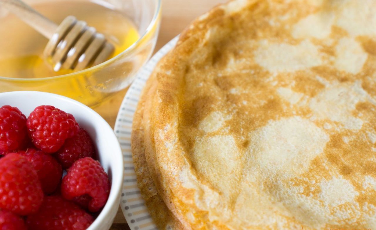 Як приготувати млинці на кефірі з хрусткою скоринкою: секрети від досвідчених кулінарів - today.ua