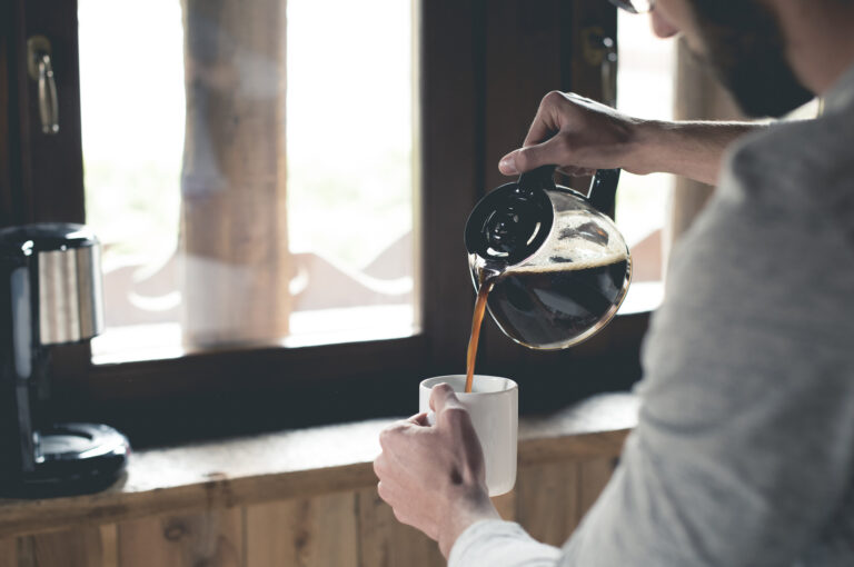 Яку каву не можна запарювати окропом: названо безпечні способи приготування популярного напою - today.ua