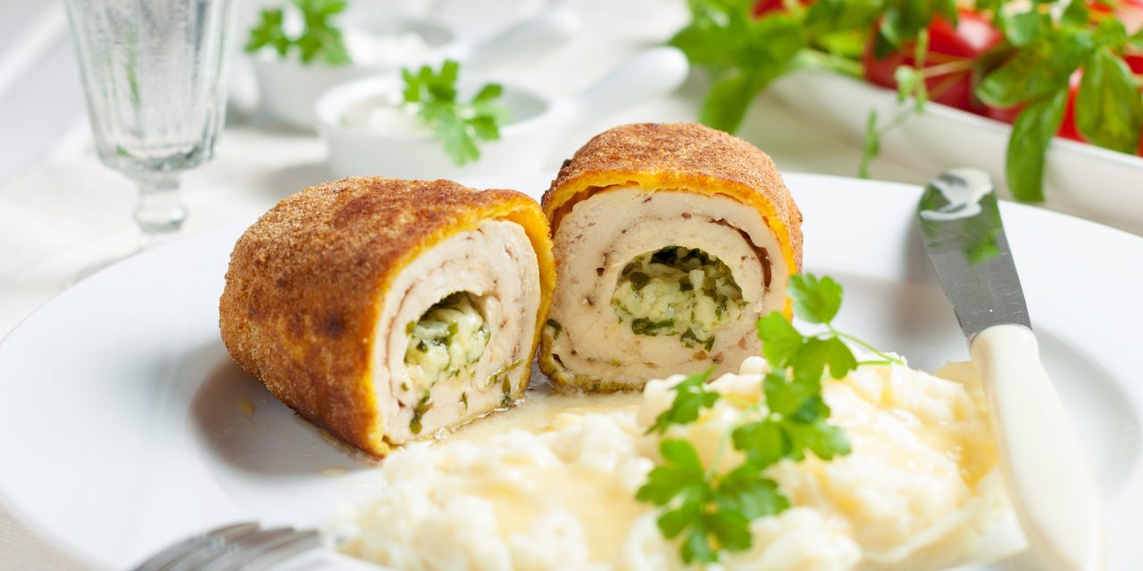 Котлета по-киевски с секретным ингредиентом: что добавить в фарш, чтобы начинка не вытекала - today.ua