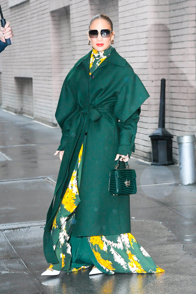 Дженніфер Лопес у смарагдовому пальто-кімоно та квітковій сукні показала стильний образ весни 2022