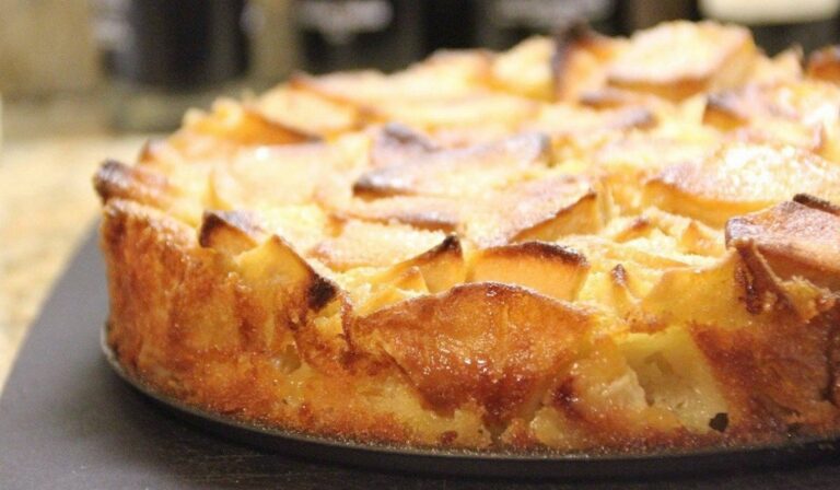 Заливной пирог с яблоками на скорую руку: рецепт ароматной выпечки с сочной начинкой   - today.ua