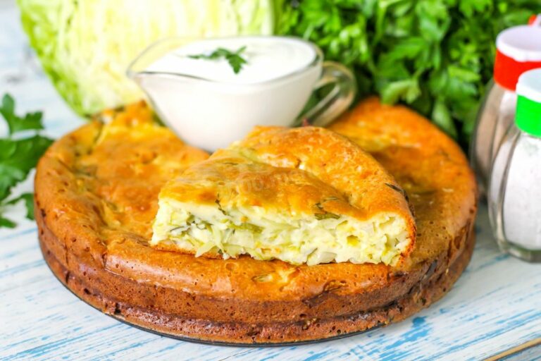 Заливний пиріг з капустою нашвидкуруч: простий рецепт для ситного обіду чи вечері - today.ua