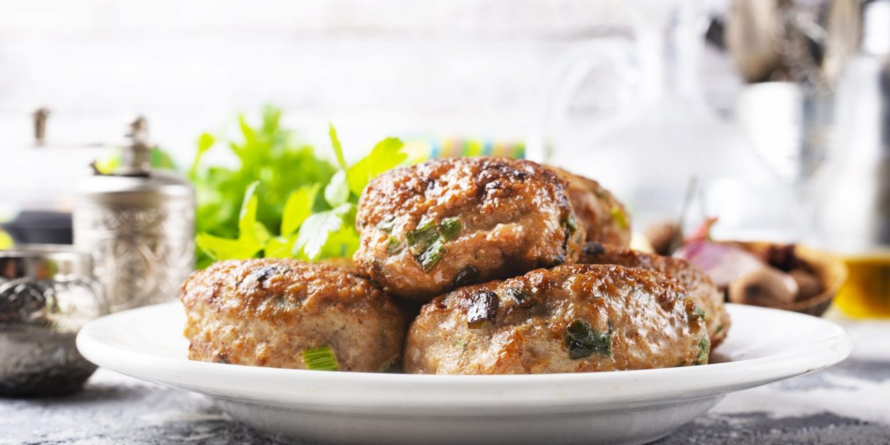 Котлеты получатся более сочными, если добавить в фарш томатный сок: секреты опытных кулинаров - today.ua