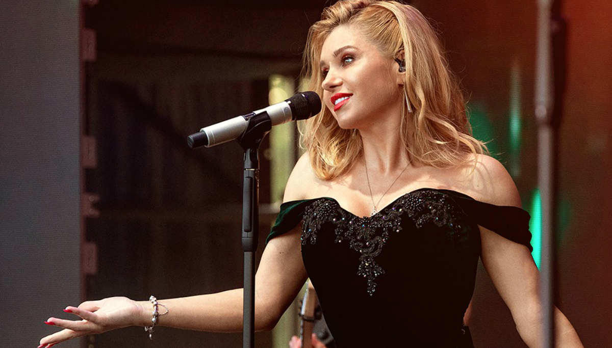 Супруга Олега Винника в корсете и мини-юбке поразила новым стильным образом