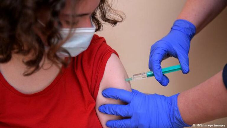 Популярная вакцина от COVID-19 могла стать причиной образования тромбов у некоторых пациентов - today.ua