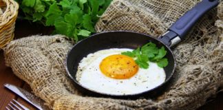 Секретний інгредієнт для приготування ідеальної яєчні: що додати у страву, щоб жовток не розтікся по сковороді - today.ua