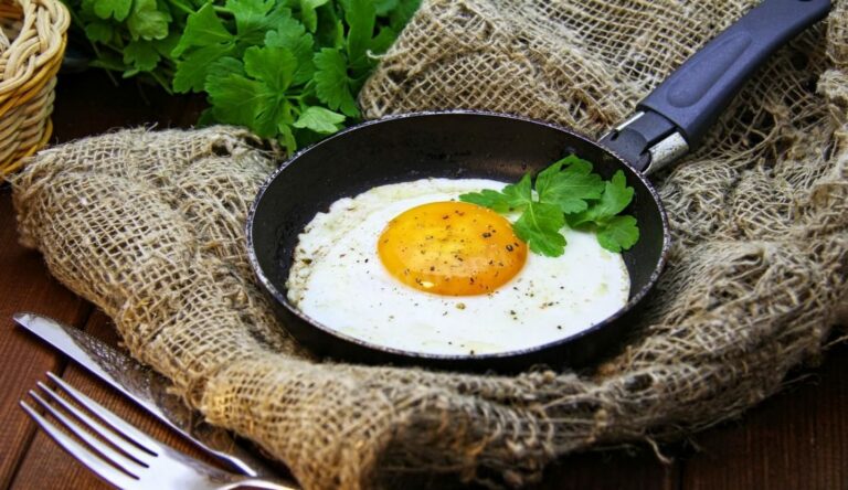 Секретный ингредиент для приготовления идеальной яичницы: что добавить в блюдо, чтобы желток не растекся по сковороде - today.ua
