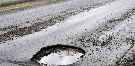 Водій відсудив 260 тис. гривень за ремонт через яму на дорозі - today.ua