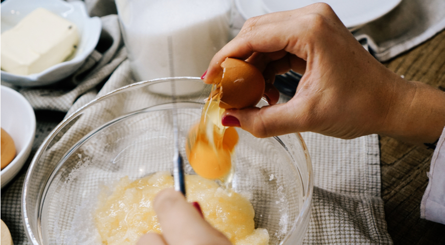 Секретний інгредієнт для приготування ідеальної яєчні: що додати у страву, щоб жовток не розтікся по сковороді