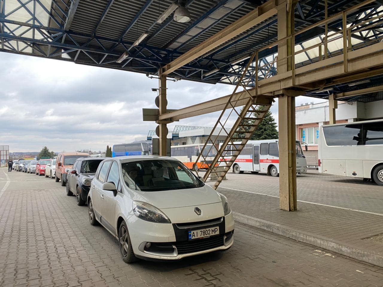 НБУ розповів про страхування українців, які виїжджають за кордон