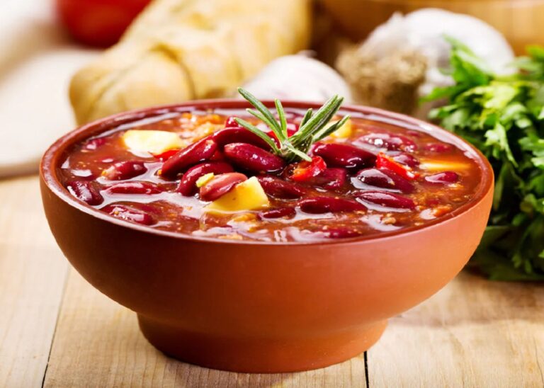 Вкусный обед из консервов: рецепт наваристого супа из фасоли - today.ua
