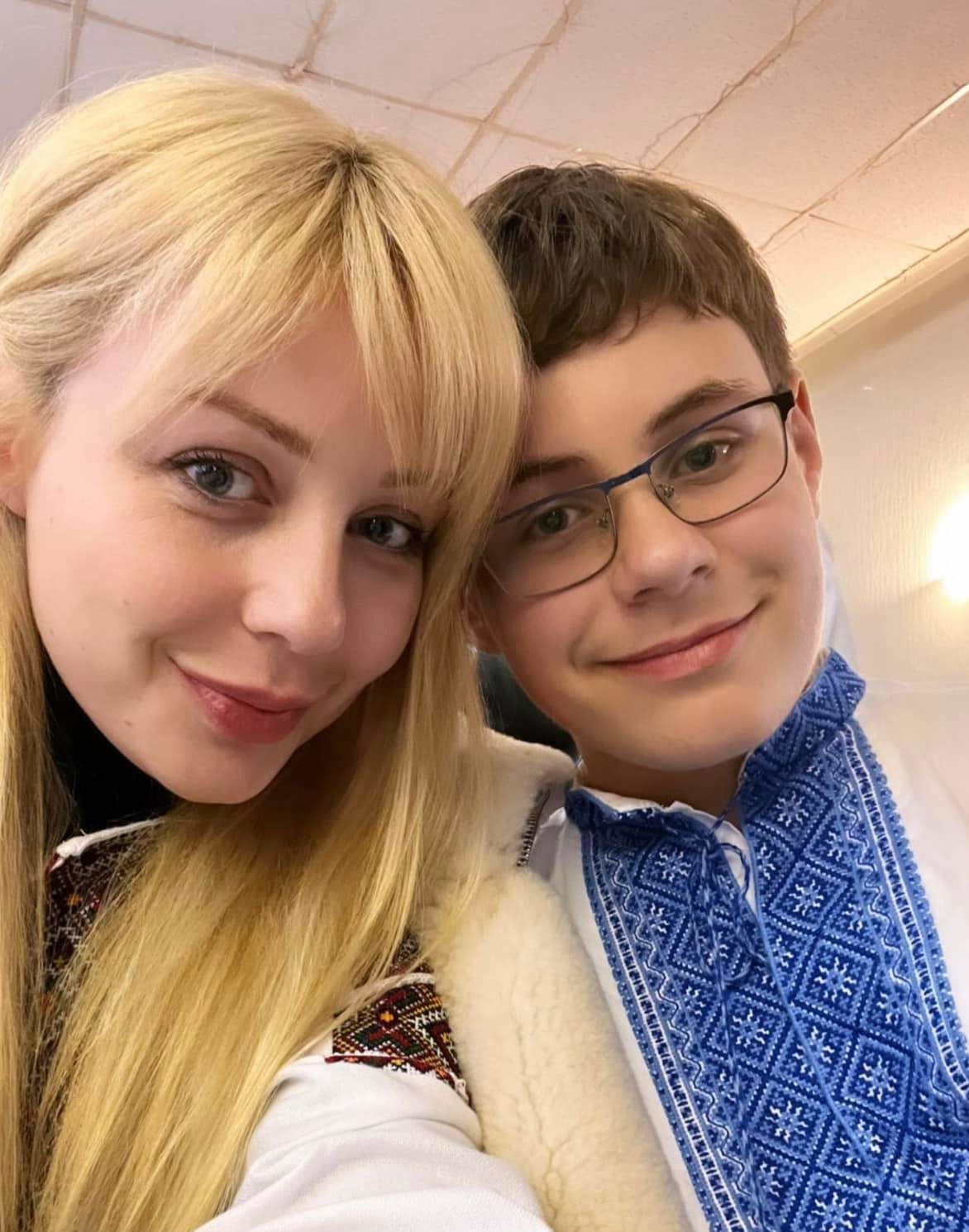 Зустрічає сім'ї на вокзалі: син Тіни Кароль допомагає українським біженцям у Польщі - today.ua