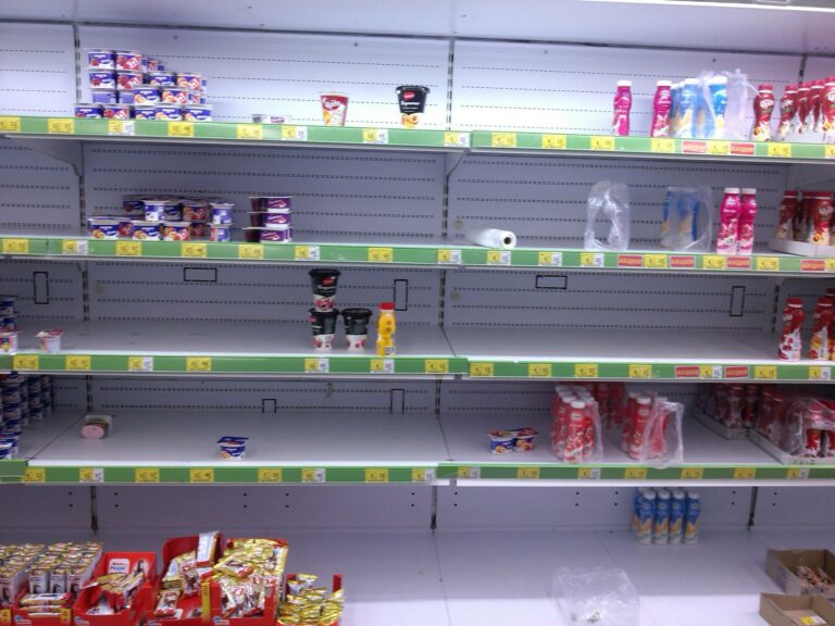 Супермаркеты АТБ и Сильпо заявили о дефиците некоторых продуктов: что исчезло с полок - today.ua
