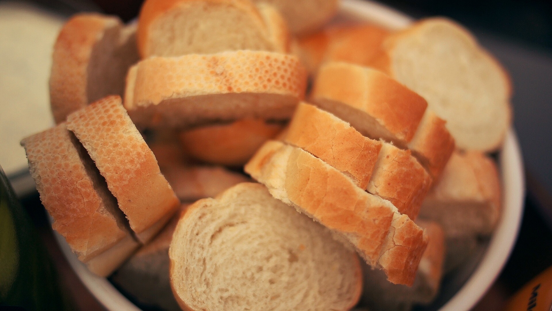 Шарлотка з черствого хліба: простий рецепт частування на час війни